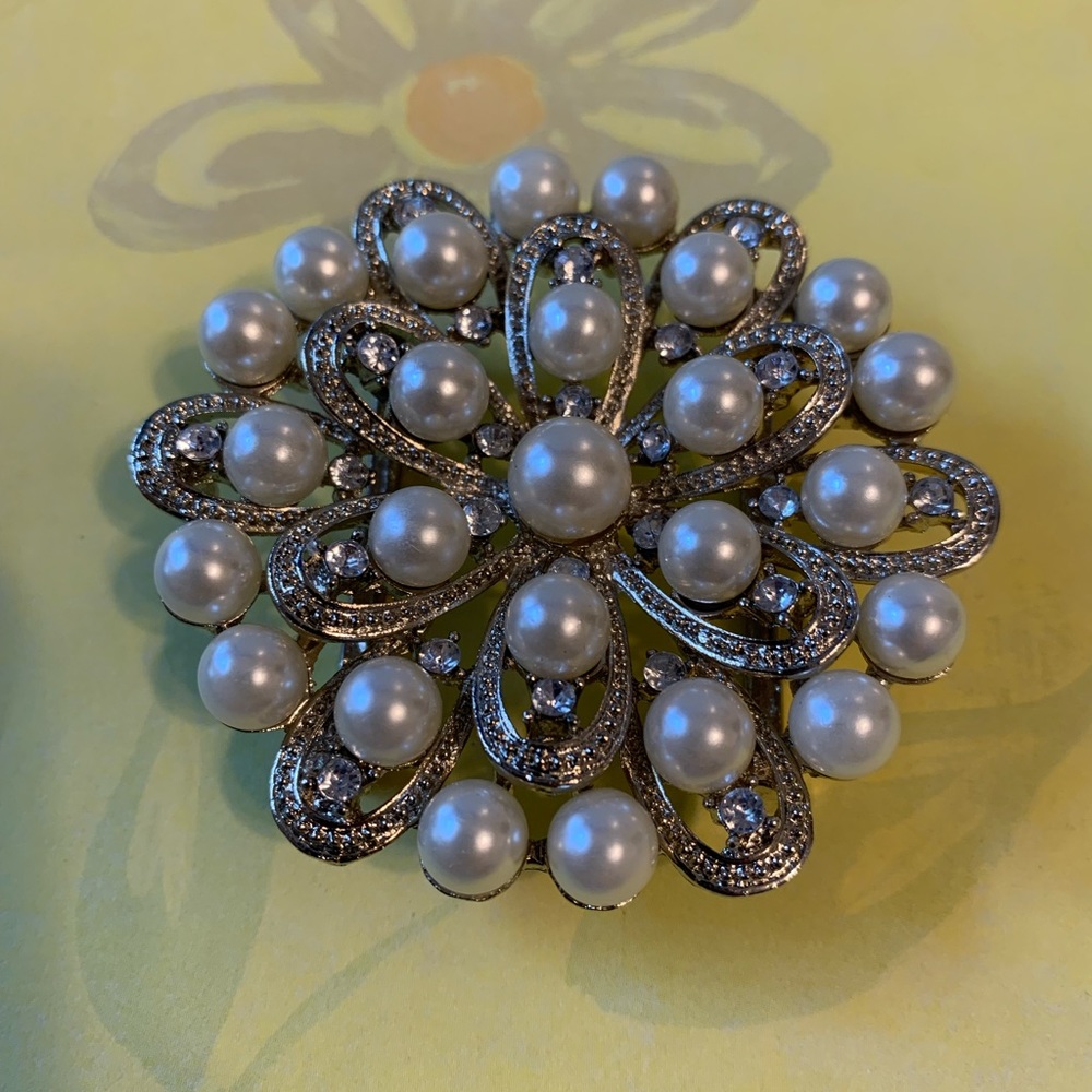 Beautiful silver and pearls belt buckle
